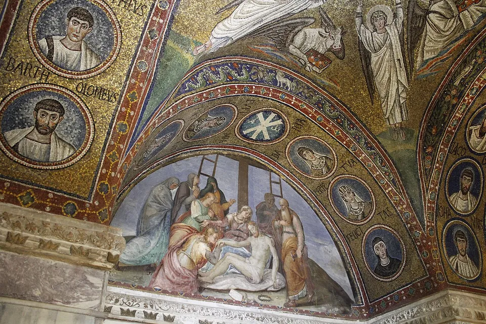 A painted lunette of the body of Christ taken down from the cross, ladders against the cross behind the mourners, framed by an arch of mosaic portrait medallions; above, large mosaic busts of saints in round frames on gold.