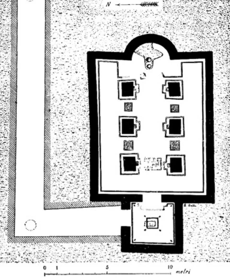 A black-and-white measured plan showing a small square room at the bottom leading into a rectangular hall divided by two rows of three square pillars, ending in a semicircular apse at the top, with an L-shaped corridor running along one side.